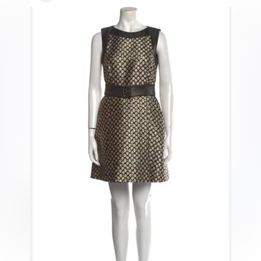 EUC - RED VALENTINO DRESS SIZE 6 BLACK/CREAM
METALLIC FLORAL BROCADE SLEEVELESS
